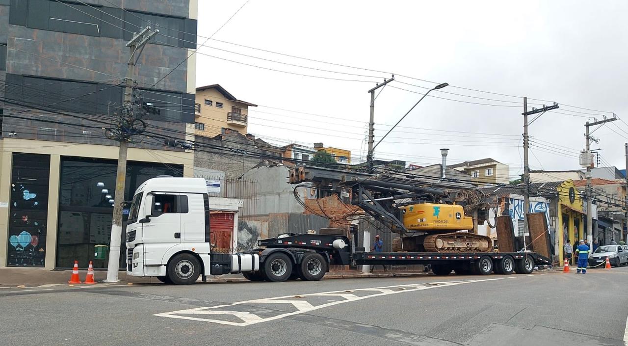 Caminhão Meteor transportando perfuratriz de fundações em rua de São Paulo