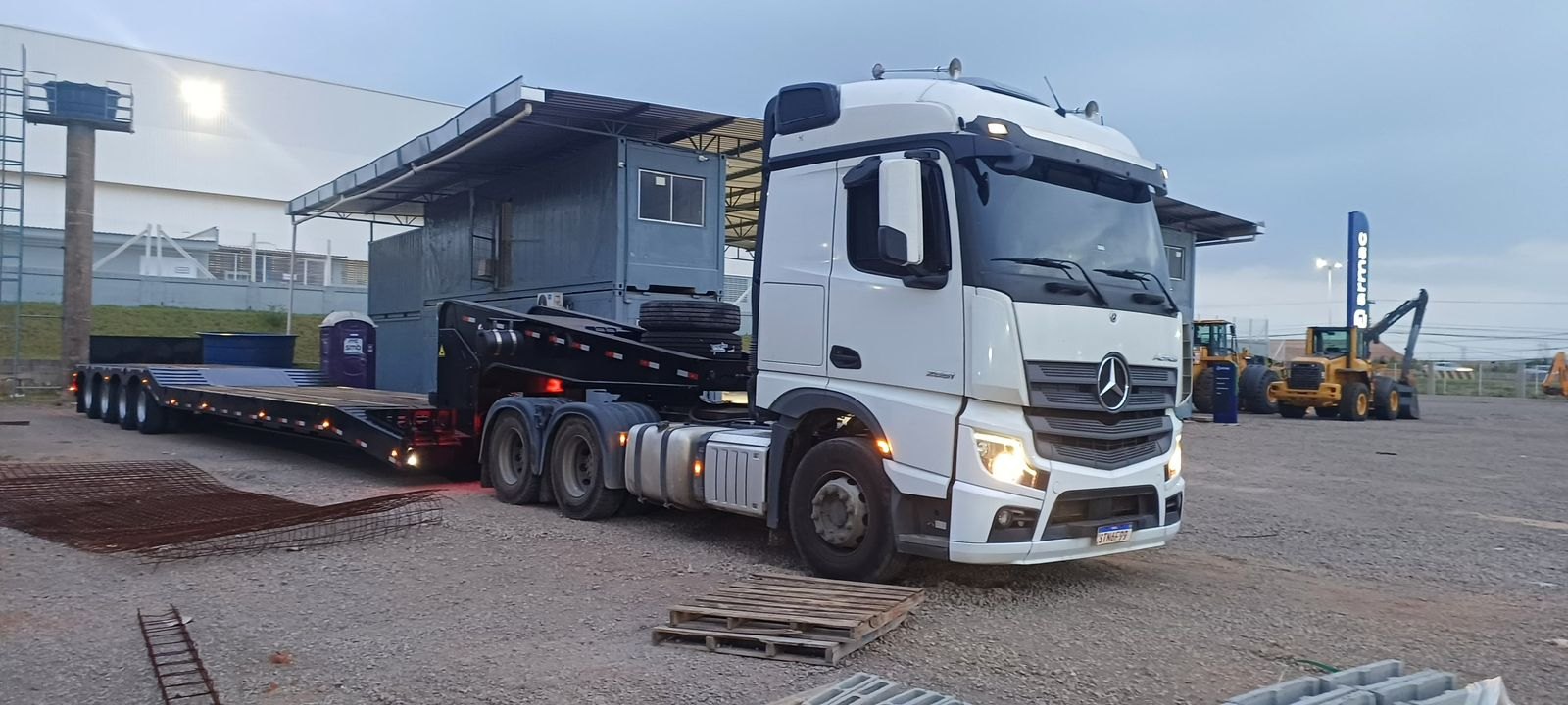 Caminhão Actros com carreta de 4 eixos rebaixada de pescoço hidráulico nova