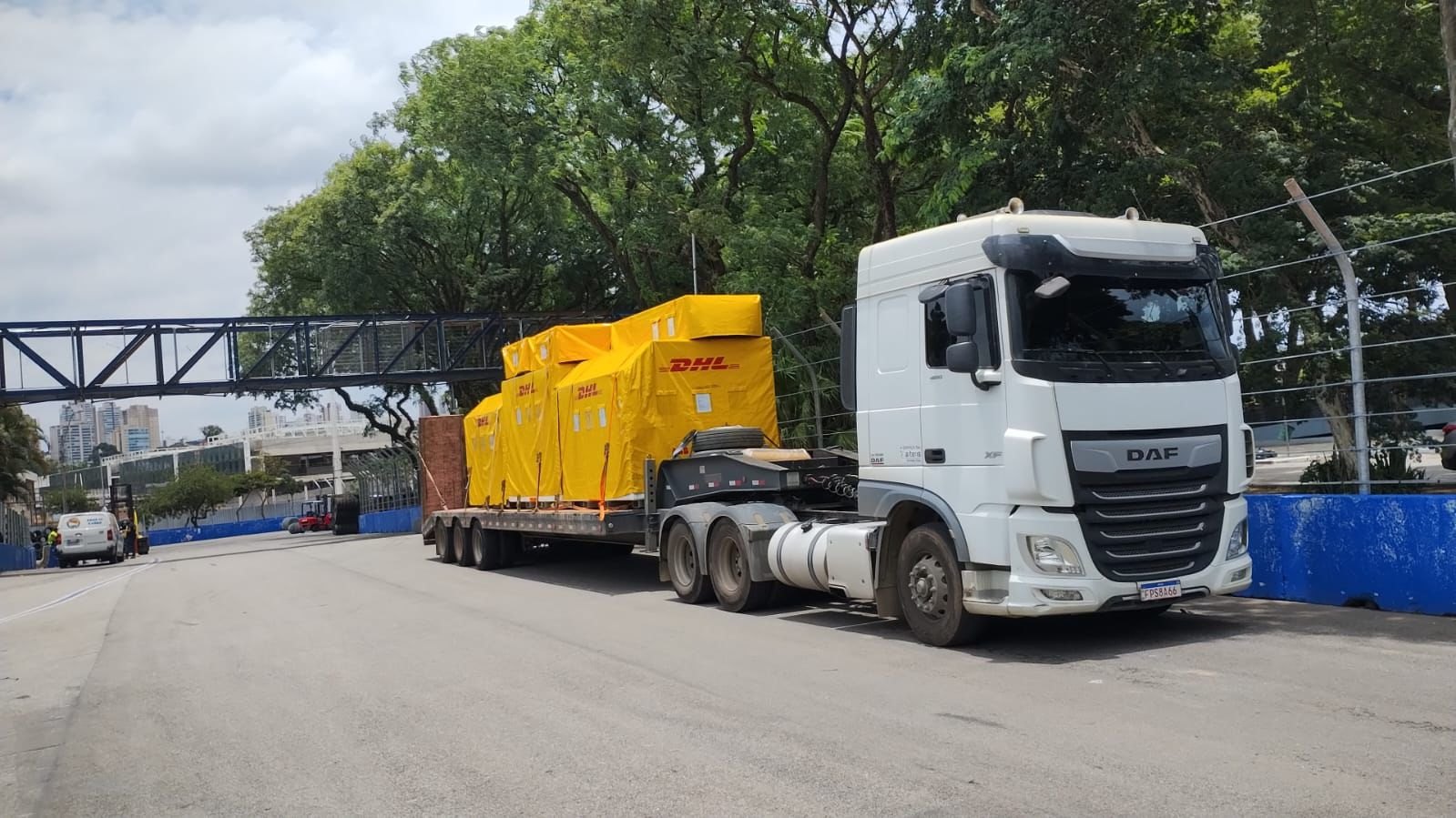 Caminhão DAF transportando equipamentos da DHL para a Fórmula E em São Paulo